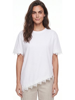 Onloox Beyaz Pamuklu Bisiklet Yaka Kısa Kollu Oversize Dantel Detaylı Asimetrik Kesim T-Shirt