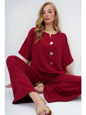 TeknoKapsül Trend Alaçatı Stili Kadın Bordo V Yaka Metal Gold Düğme Detaylı Aerobin Bluz ve Pantolon Alt Üst Takım ALC-X14122
