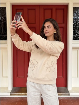Onloox Bej Pamuklu Üç Iplik Şardonlu Bisiklet Yaka Düşük Omuz Çiçek Eva Nakış Detaylı Sweatshirt