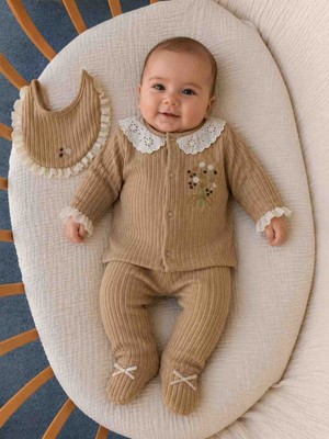 Babys Tasarım Kız Bebek Bej Çiçek Nakışlı 5 Parça Hastane Çıkışı Yenidoğan Seti – Pamuklu Ribanalı Bebek Takımı