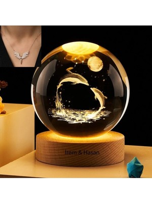 Keyfim Shop Kişiye Özel Işıklı Ahşap Kaideli Sevimli Balinalar Cam Küre 8cm*6cm- Melek Kolye Hediyeli