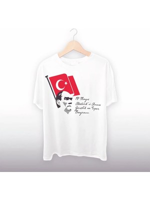 Tarz Yeri 19 Mayıs Atatürk'ü Anma Gençlik ve Spor Bayramı Baskılı Oversize T-shirt - Beyaz