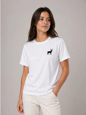 Tarz Yeri Kadın Minimal Geyik Logolu Tişört Bisiklet Yaka Kısa kol Yazlık T-Shirt - Beyaz