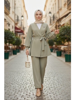 Stil Kuşağı Yaka Bronş Detaylı Tunik Pantolonlu Takım