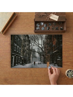 Karlı, Sokak Arası Manzarası Tasarımı 240 Parça Ahşap Puzzle Ahşap Kutuda  MP04200
