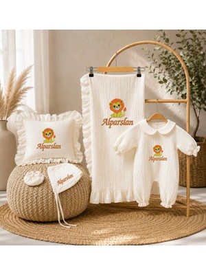 Moda Lime Isme Özel Aslan Temalı 5'li Hastane Çıkışı Seti - 4 Kat Müslin Yenidoğan Erkek Bebek Seti (Tulum, Battaniye, Yastık Kılıfı, Şapka, Eldiven)