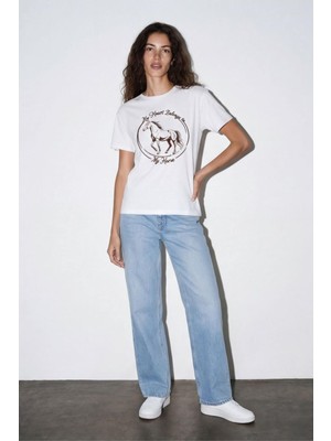 Quzu 26YTSH02289 Kadın Baskı ve Nakış Detaylı T-Shirt