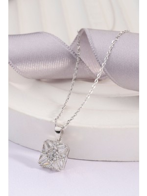 Innuendo Jewelry 925 Ayar Kare Çiçek Baget Kolye
