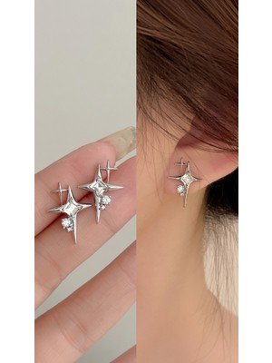Atalya Accessory Kadın Gümüş Renk Kutup Yıldızı Figürlü Taşlı Minimal Küpe