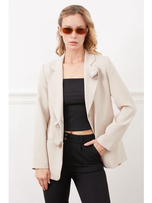 FullaModa Omuz Vatkalı Çiçek Aksesuarlı Blazer Ceket