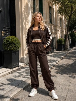Meride Fashion Kadın Koyu Kahverengi Spor Takım – Şerit Detaylı Crop, Oversize Ceket ve Lastikli Bağcıklı Pantolon - 2322 M