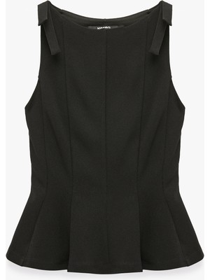 Koton Krep Scuba Kumaş Fiyonk Detaylı Kayık Yaka Kolsuz Peplum Bluz