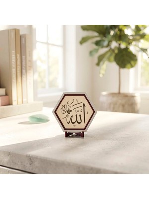 Miaju Allah Yazılı Butik Tasarım Dekoratif Masaüstü Objesi, Modern Yaşam Alanlarına Manevi Dokunuş 10X10 cm