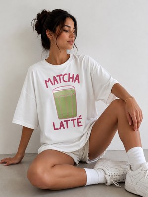 Nileq Boutique Matcha Latte Baskılı Oversize Beyaz Kadın Tişört