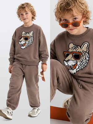 Denokids Erkek Çocuk Eşofman Takım Kaplan Aplikeli Kahverengi – %100 Pamuk Kışlık Oversize (5-11 yaş)