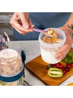 Bg Store 650 ml Take-Go Kaşıklı Hazneli Meyveli Müsli Kabı Piknik Iş Yoğurt Süt Bardağı Kapaklı ve Kaşıklı Kahvaltı Bardakları, Tahıl Tepesi Yulaf Ezmesi Granola (Beyaz)