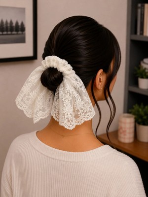 Bymiel Kadın Beyaz Dantel Fiyonk Detaylı Lastik Saç Tokası – Vintage Dantel Scrunchie
