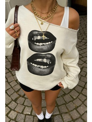 Afri Kadın Ekru Oversize Sweatshirt – Baskılı Dudak Baskı Desenli, Sokak Stili, Rahat Kesim