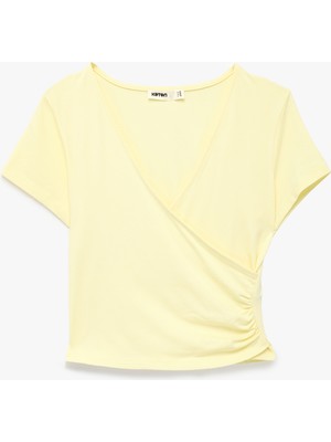 Koton Pamuklu Slim Fit Kısa Kollu Kruvaze Yaka Büzgülü Tişört