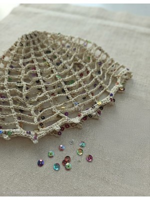 Attaleia Shop El Örgüsü Renkli Pullu Bej Bere – Şık ve Zarif