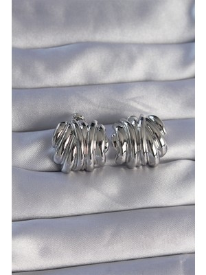 Die Grup Pirinç Gümüş Renk Tırtıklı Bombe Model Küpe 5886