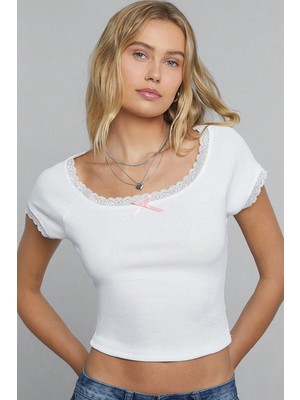 Aesco Kadın Beyaz Göğsü ve Kolları Dantelli Fiyonklu Kısa Kol Crop Top Bluz
