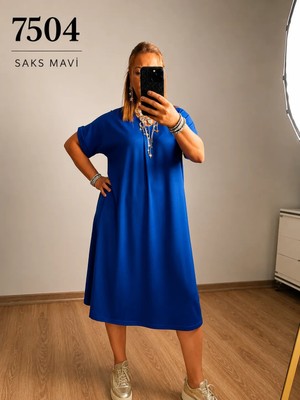 7504-1 Nurnova Kadın Saks Mavisi V Yaka Cepli Dökümlü Rahat Elbise