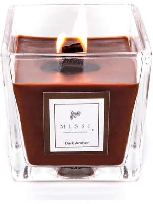 Meks Mi̇ssi̇ Kare Cam Ahşap Fitilli Dark Amber Kokulu Vegan Mum (8x8 Cm)