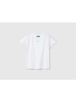 Benetton Kız Çocuk Beyaz Önü Kesik Işlemeli Arkası Logo Detaylı T-Shirt