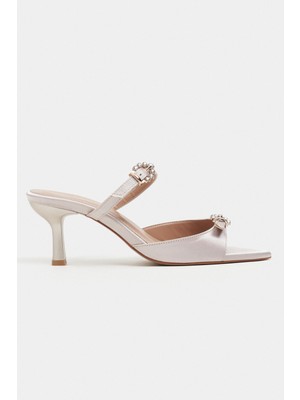 Nişantaşı Shoes Calista Koyu Bej Saten Toka Detay Sivri Burun Kadın Topuklu Terlik