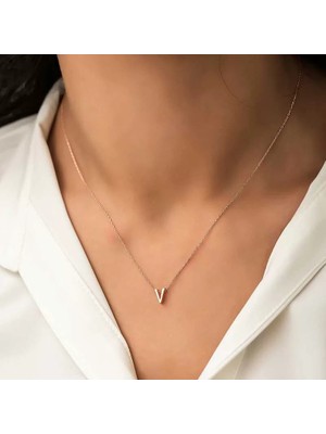 Aesco 925 Ayar Gümüş Rose 3 Boyutlu V Harf Kadın Gümüş Kolye