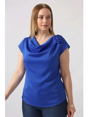 Moda Berray 4380 Sax Gül Aksesuarlı Saten Degaje Yaka Şık Bluz