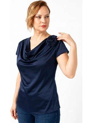 Moda Berray 4380 Lacivert Gül Aksesuarlı Saten Degaje Yaka Şık Bluz