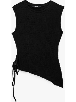 Koton Bürümcük Kumaş Slim Fit Yandan Büzgülü Asimetrik Kolsuz Bluz