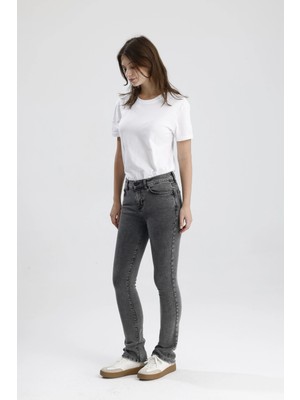 Özel Üretim Orta Koyulukta Indigo Denim MONICA24 Yumuşak Doğal His Veren Kadın Jean Pantolon