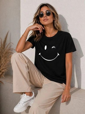 İlk El Grup Kadın Minimal Gülümseyen Yüz Baskılı Tişört Kısa Kol Yazlık T-Shirt - Siyah