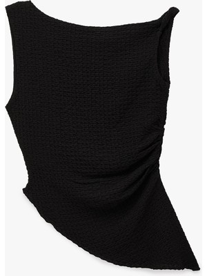 Koton Slim Fit Asimetrik Kesim Omzu Açık Bürümcük Kumaş Kolsuz Bluz