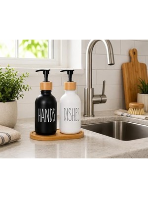 Maxi Trendy 2’li Hands & Dishes Siyah Beyaz Cam Sabunluk Seti – Modern Minimalist Tasarım, 500 ml Kapasiteli, Bambu Standlı Dekoratif Mutfak & Banyo Sıvı Sabunluk Dispenser Seti