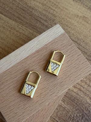 Shesra Minimal Kilit Figürlü Zirkon Taşlı Gold Kadın Küpe | Geometrik Halka Küpe