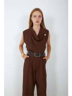 Neşeli Butik Kadın Kahverengi Degaje Yaka Kemerli Kolsuz Geniş Paça Tulum NBMY4030