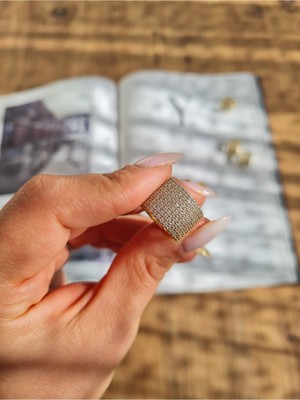 Xuping Jewelry Tam Taş Işlemeli Dikdörtgen Form Altın Kaplama – Kadın Çelik Küpe