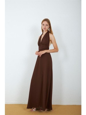 Neşeli Butik Kadın Kahverengi Yırtmaçlı Halter Yaka Sırt Dekolteli Bağlama Detaylı Maxi Elbise NBMY4133