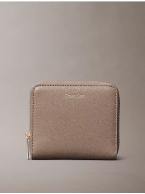 Calvin Klein Kadın Bozuk Para Bölmeli Metalik Logo Kabartmalı Fermuarlı Deri Kahverengi Cüzdan LV04F1120G-VFU