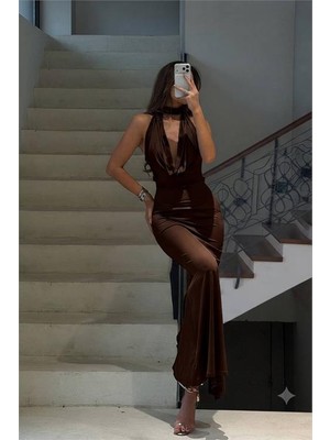 Neşeli Butik Kadın Kahverengi Degaje Yaka Sırt Dekolteli Maxi Boy Premium Elbise NBDF298
