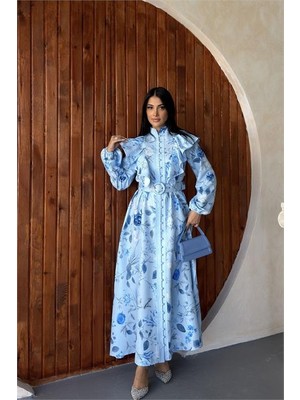 Neşeli Butik Kadın Mavi Fırfır Detaylı Çiçek Desenli Atlas Kumaş Düğmeli Tasarım Elbise NBMS26102