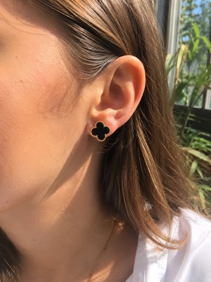 Atalya Accessory Kadın Siyah Dört Yapraklı Yonca Figürlü Gold Renk Çelik Çivi Küpe