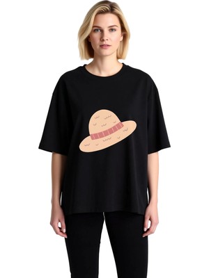 PayBuy Kırmızı Şeritli Hasır Şapka Baskılı Kadın Oversize Tişört