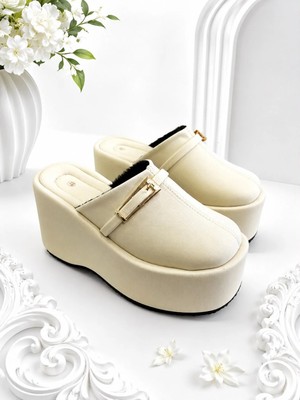 Dabab Shoes Nara Kadın Bej Sıcak Kürklü Gold Tokalı Kapalı Burun Dolgu Topuklu Platform Terlik