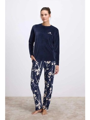 Uzun Kollu Kadife T-Shirt ve Çiçek Desenli Pantolon Pijama Takımı
