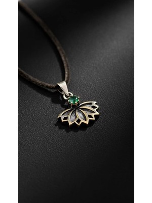 Nalia Takı Zümrüt Taşlı Lotus Gümüş Kolye